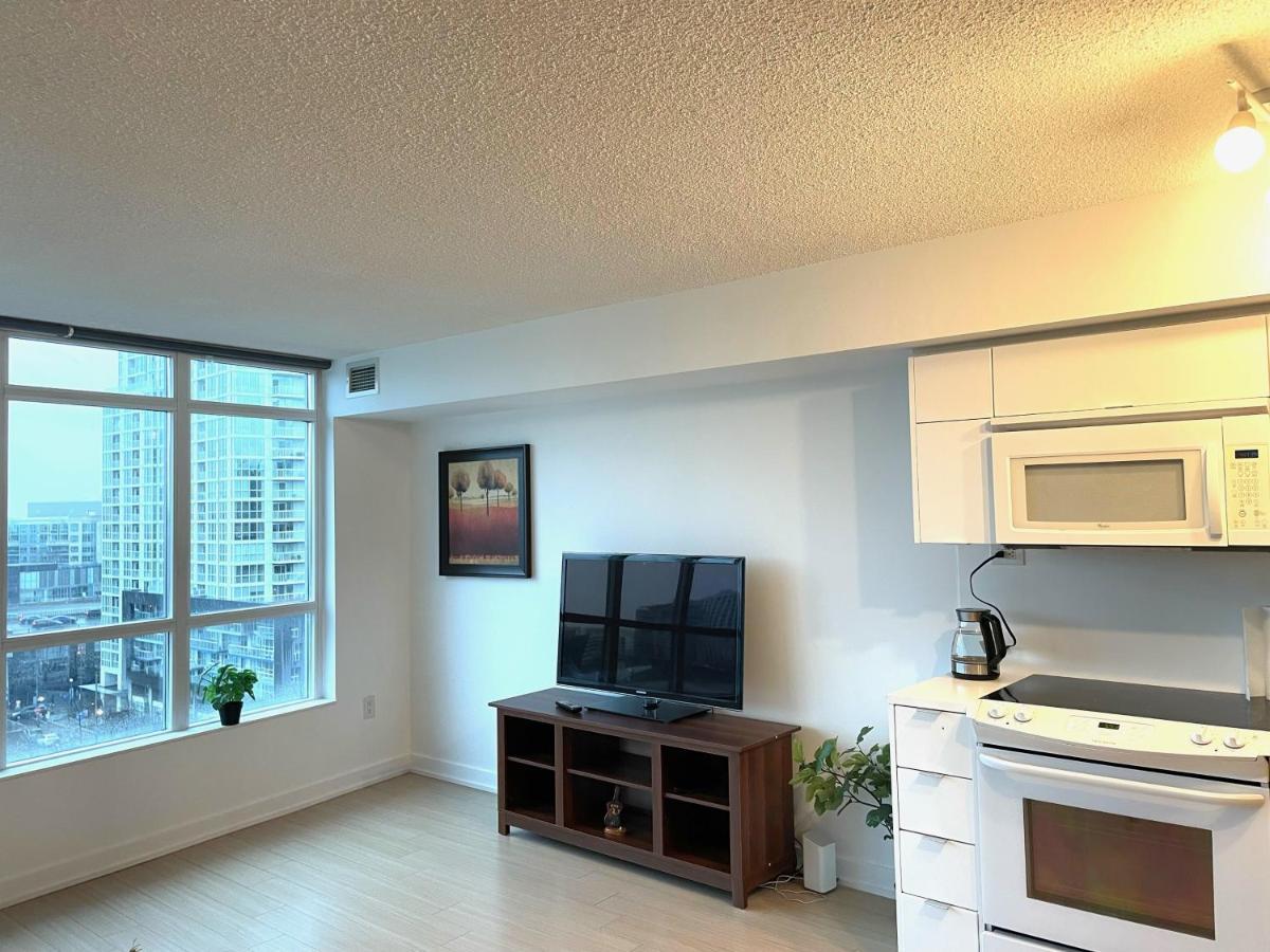 Three-Bedroom Condo With Free Parking Nearby Cn Tower With Lake View Toronto Exterior photo
