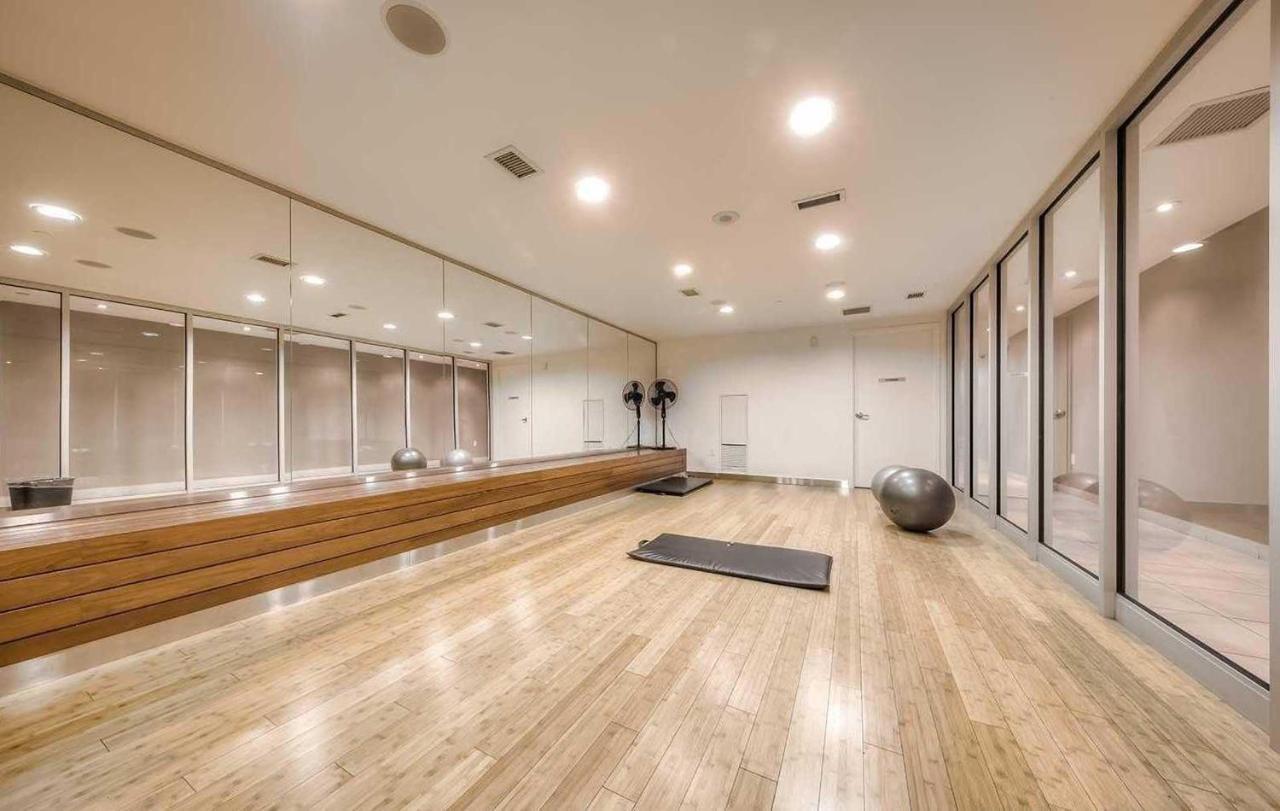 Three-Bedroom Condo With Free Parking Nearby Cn Tower With Lake View Toronto Exterior photo