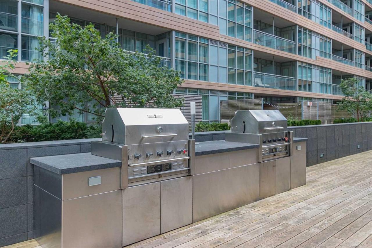 Three-Bedroom Condo With Free Parking Nearby Cn Tower With Lake View Toronto Exterior photo