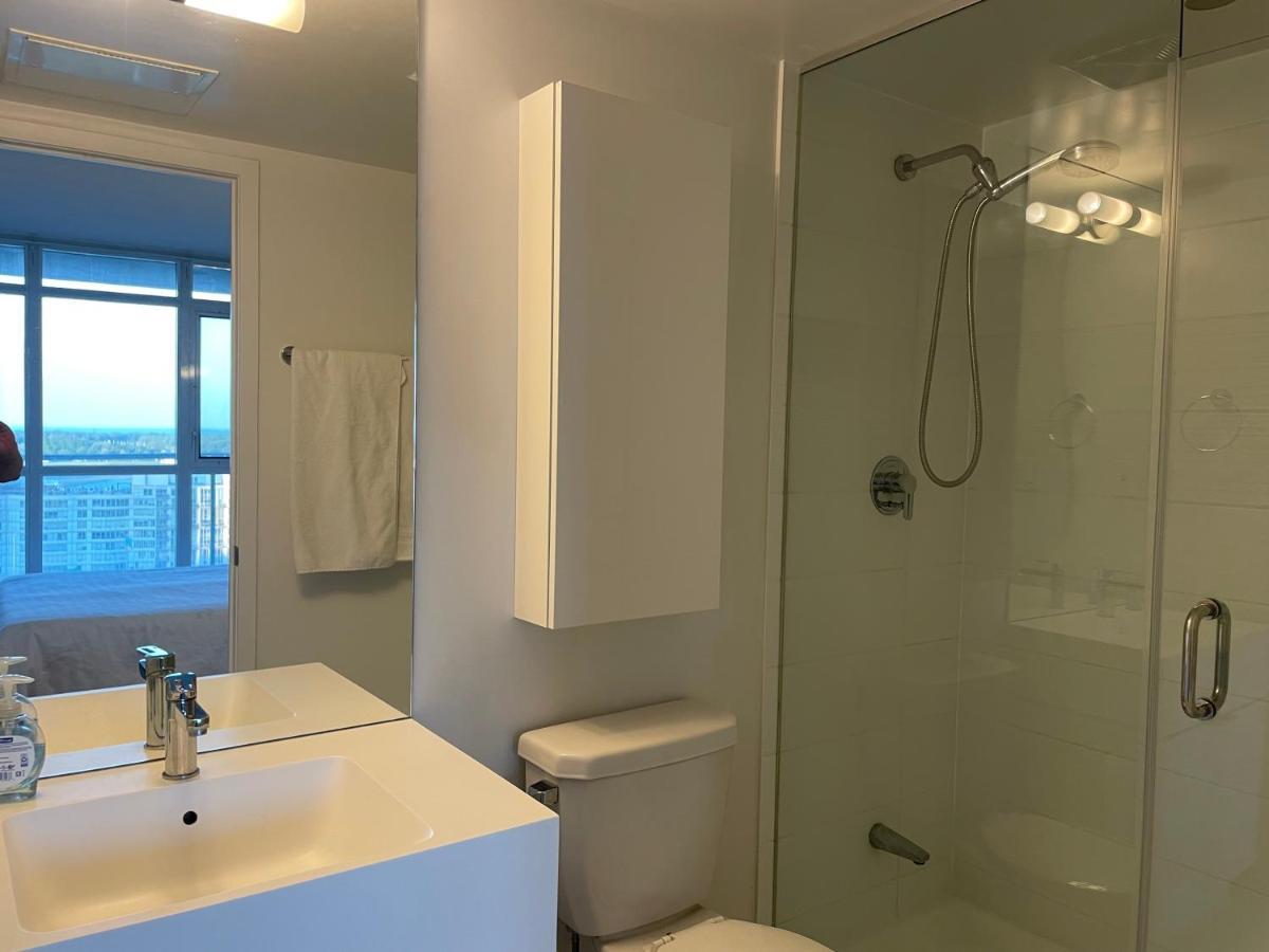 Three-Bedroom Condo With Free Parking Nearby Cn Tower With Lake View Toronto Exterior photo